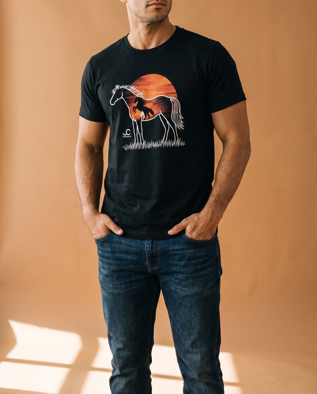 Homem com a camisa estampada do cavalo