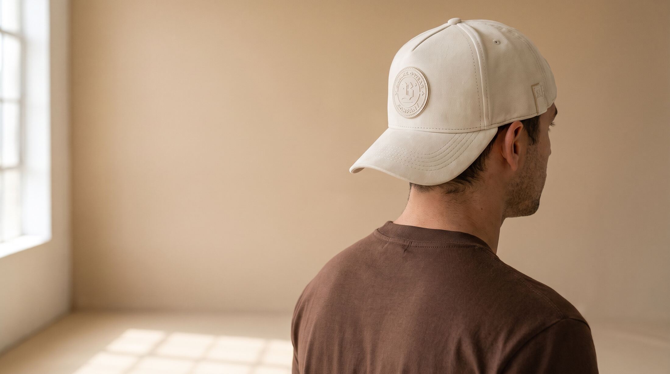 Homem de costas usando boné premium off-white